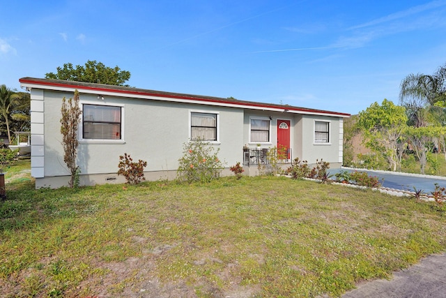 view of front facade featuring crawl space, a front yard, and stucco siding