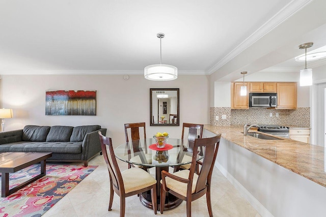 dining space featuring light tile patterned floors, baseboards, and crown molding