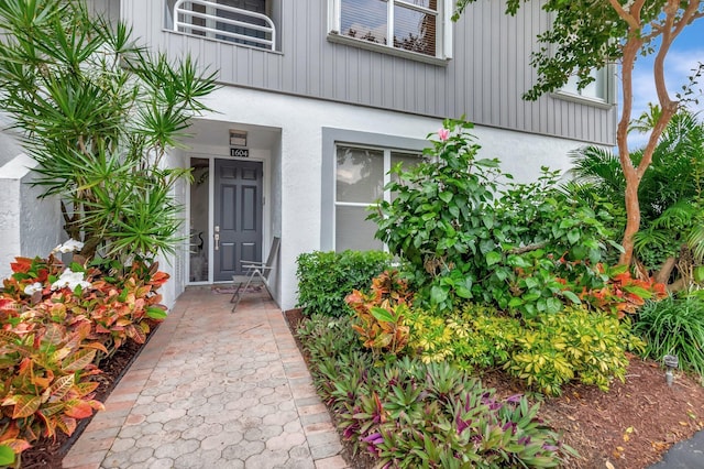 entrance to property with stucco siding