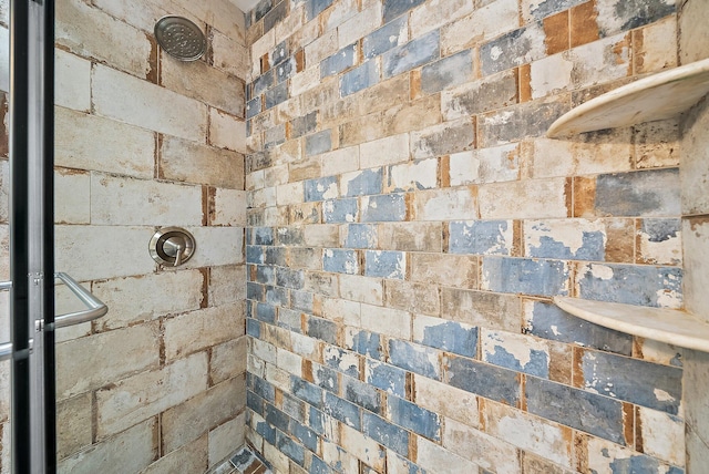 details featuring tiled shower