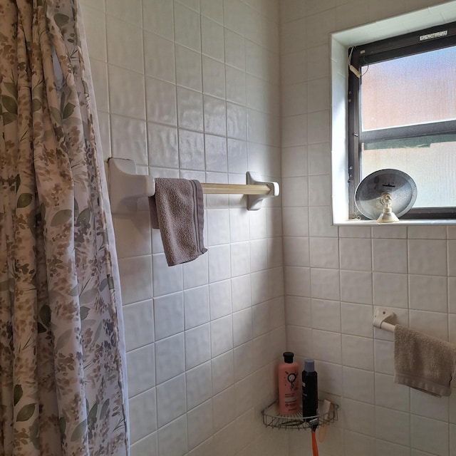 bathroom featuring a shower with shower curtain