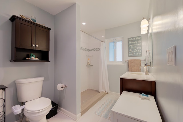 bathroom with baseboards, a shower with shower curtain, toilet, vanity, and recessed lighting