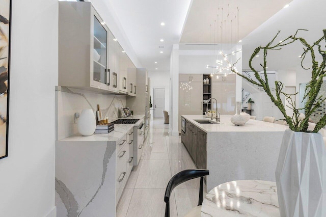 bar featuring gas range, a sink, a chandelier, backsplash, and recessed lighting