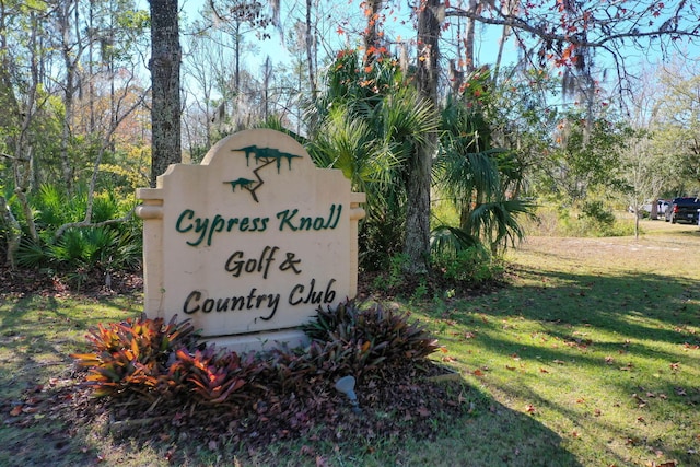 community / neighborhood sign with a yard