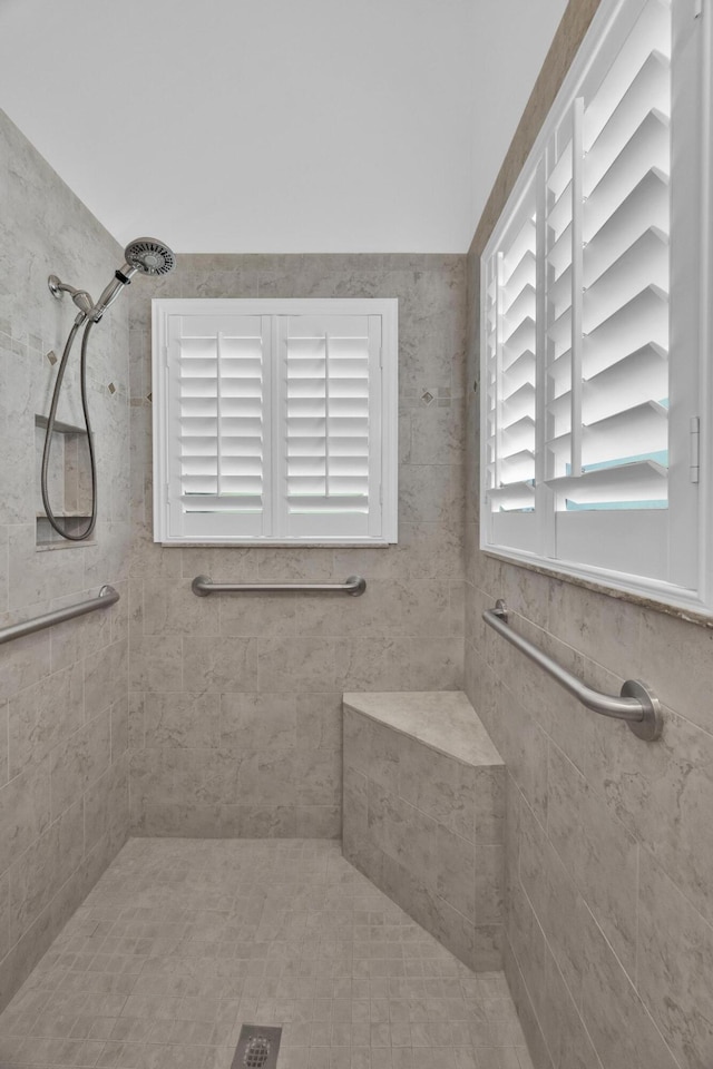 full bathroom featuring tiled shower