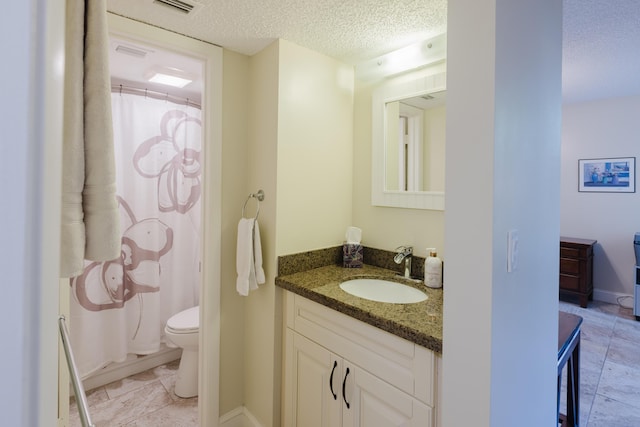 full bath featuring visible vents, a shower with shower curtain, toilet, a textured ceiling, and vanity