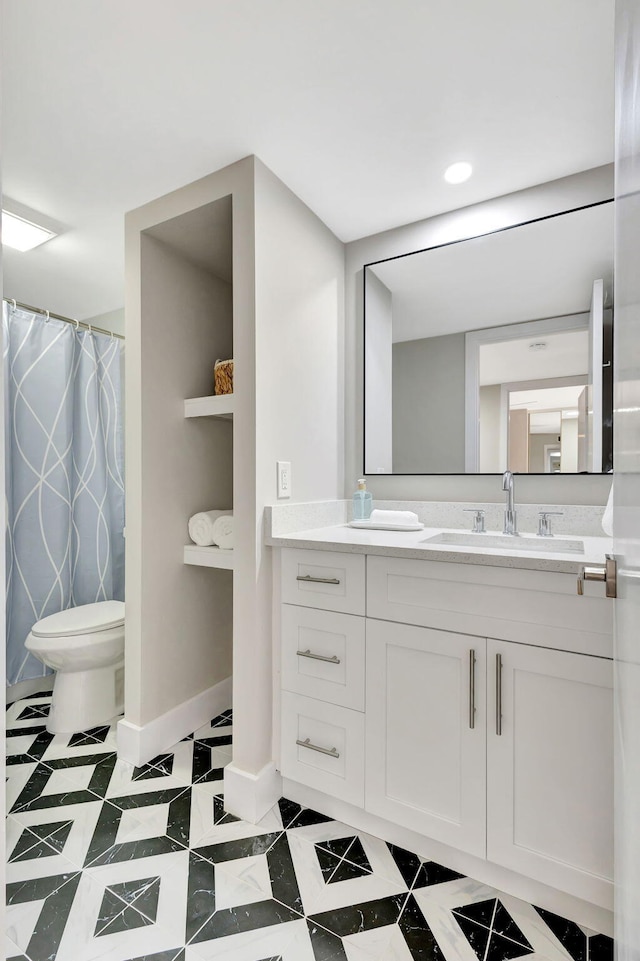 bathroom featuring baseboards, toilet, a shower with curtain, vanity, and recessed lighting