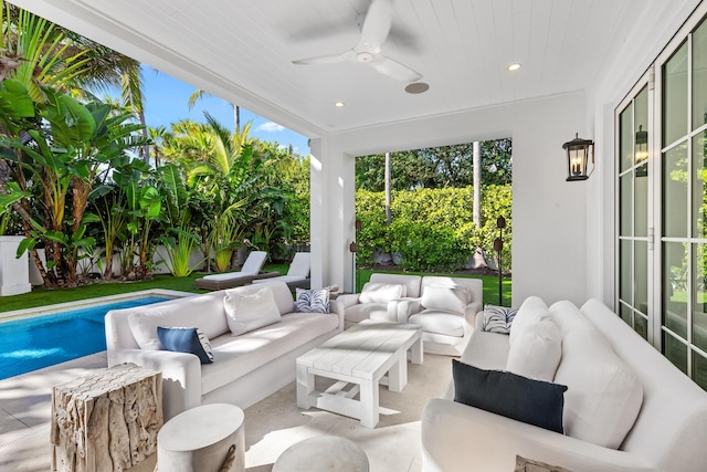 sunroom with ceiling fan