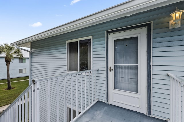 property entrance featuring a balcony