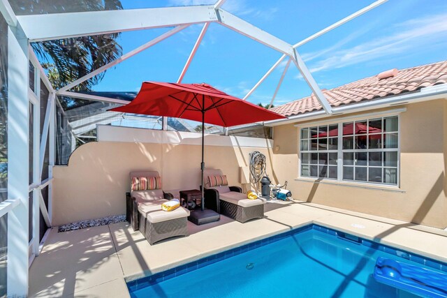 sunroom / solarium featuring a ceiling fan