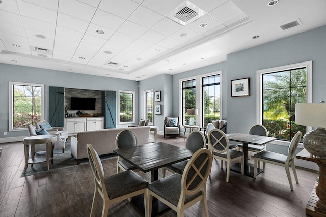 dining room with visible vents and a tray ceiling