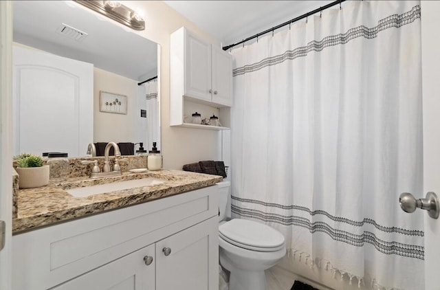 full bath featuring a shower with curtain, visible vents, vanity, and toilet