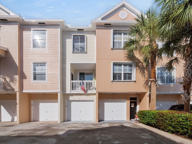 townhome / multi-family property featuring a garage and stucco siding