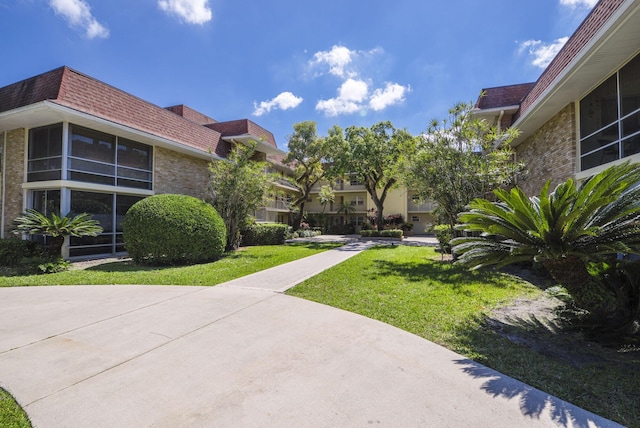 view of property's community featuring a yard