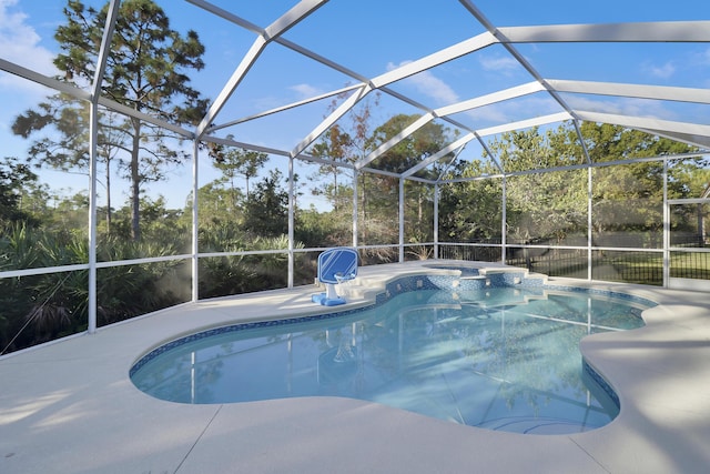 view of swimming pool with a patio, a lanai, a jacuzzi, fence, and a fenced in pool