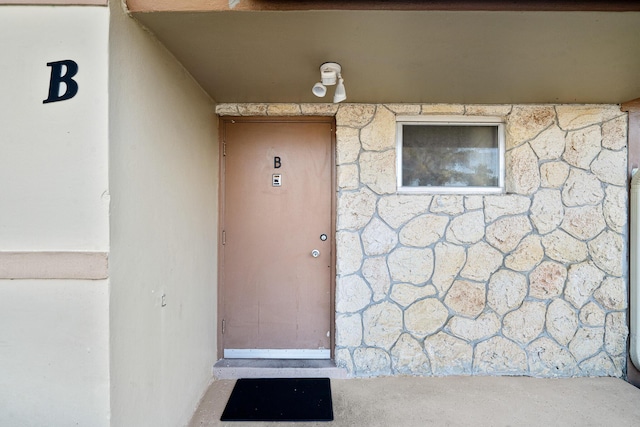 view of exterior entry featuring stucco siding