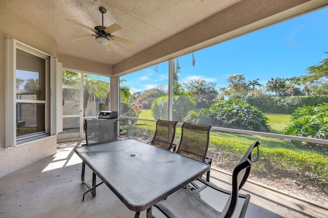 sunroom with ceiling fan