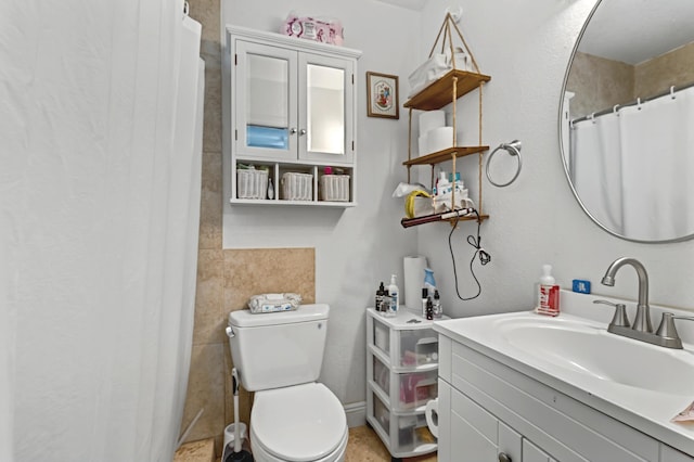 full bath featuring curtained shower, vanity, and toilet