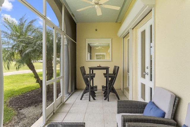 sunroom / solarium featuring a ceiling fan