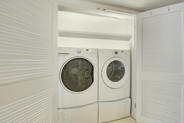 washroom featuring laundry area, light tile patterned flooring, and independent washer and dryer