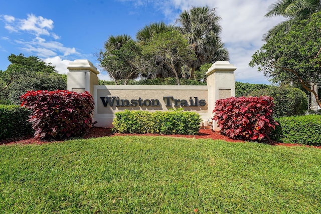 community sign featuring a yard