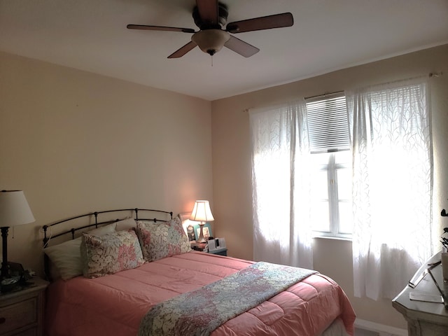 bedroom with ceiling fan