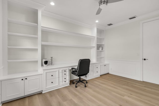 office space with light wood-type flooring, visible vents, built in shelves, and ceiling fan