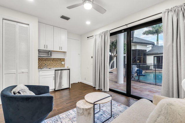 living area with visible vents, baseboards, ceiling fan, recessed lighting, and dark wood-style floors