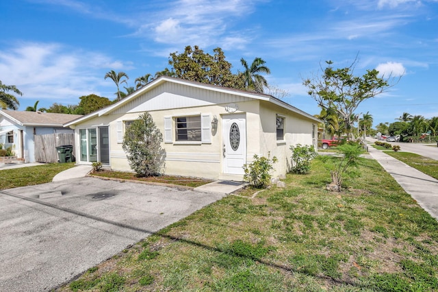 view of front of home featuring a front lawn and fence