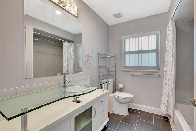 full bathroom featuring shower / tub combo with curtain, visible vents, toilet, vanity, and baseboards