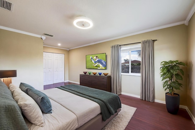 bedroom featuring baseboards, visible vents, dark wood-style flooring, and ornamental molding