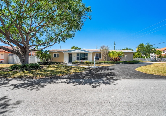 17400 SW 92nd Ct, Palmetto Bay, FL 33157 - ranch-style house with driveway and fence