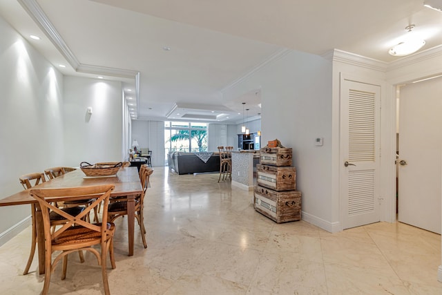 dining room with baseboards, crown molding, and recessed lighting