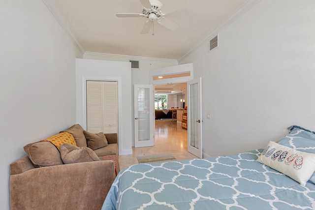 bedroom with ornamental molding, a closet, baseboards, and visible vents