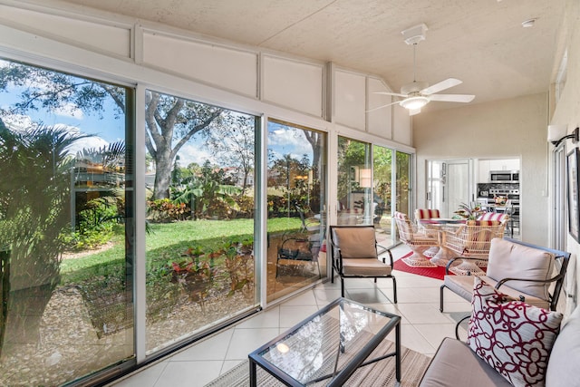 sunroom with ceiling fan