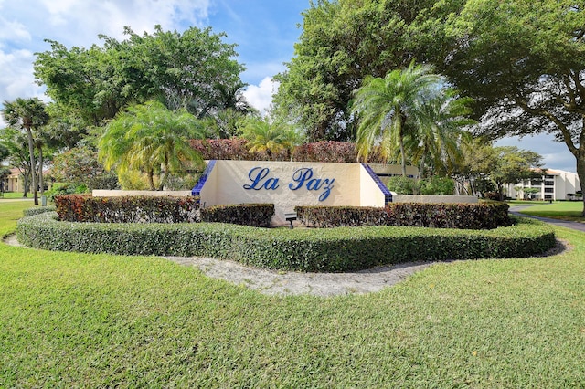 community / neighborhood sign featuring a yard