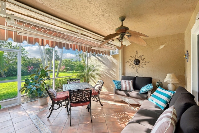 sunroom with ceiling fan