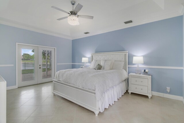 unfurnished living room with ornamental molding, visible vents, plenty of natural light, and baseboards