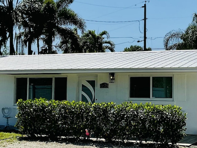 view of front facade with metal roof