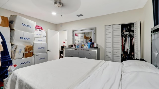 bedroom featuring ceiling fan, visible vents, and a closet