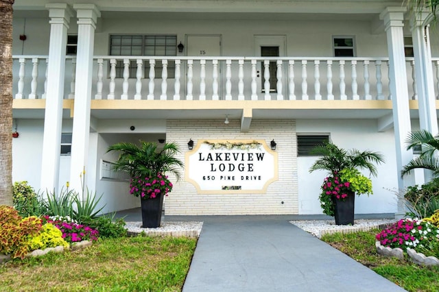 community sign with an attached garage