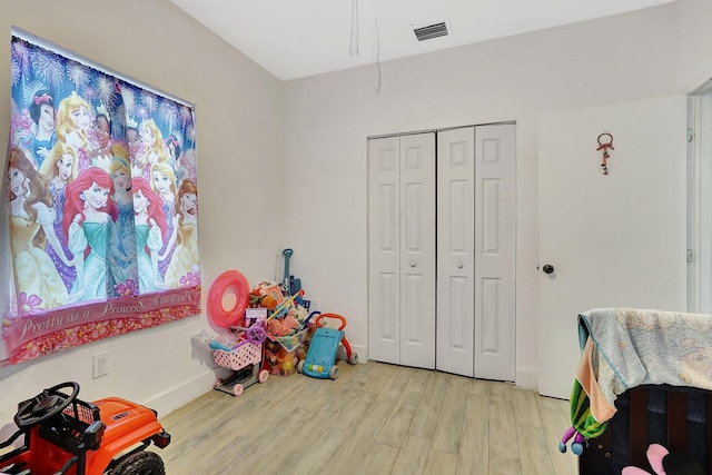 recreation room with light wood-type flooring, baseboards, and visible vents