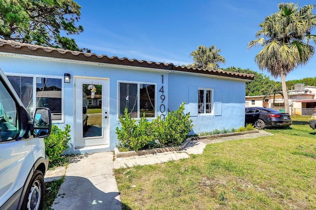 view of front facade featuring a front lawn and stucco siding