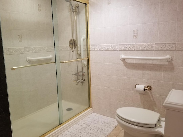 2424 N Federal Hwy Unit 106, Boynton Beach, FL 33435 - bathroom with a shower stall, toilet, tile walls, and tile patterned floors