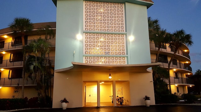 2424 N Federal Hwy Unit 106, Boynton Beach, FL 33435 - view of property at twilight