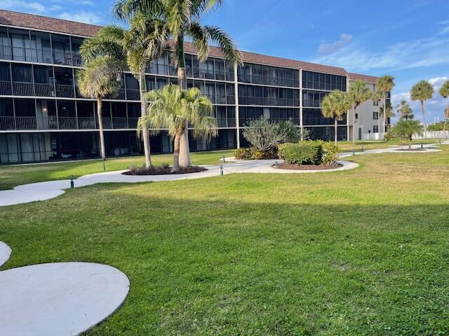 2424 N Federal Hwy Unit 106, Boynton Beach, FL 33435 - view of home's community featuring a lawn