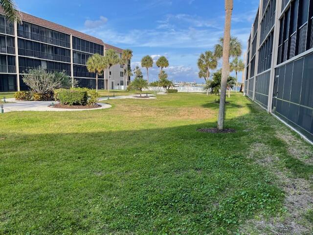 2424 N Federal Hwy Unit 106, Boynton Beach, FL 33435 - view of community with a yard