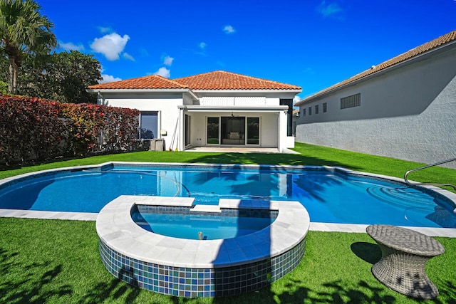 view of pool featuring a pool with connected hot tub and a lawn