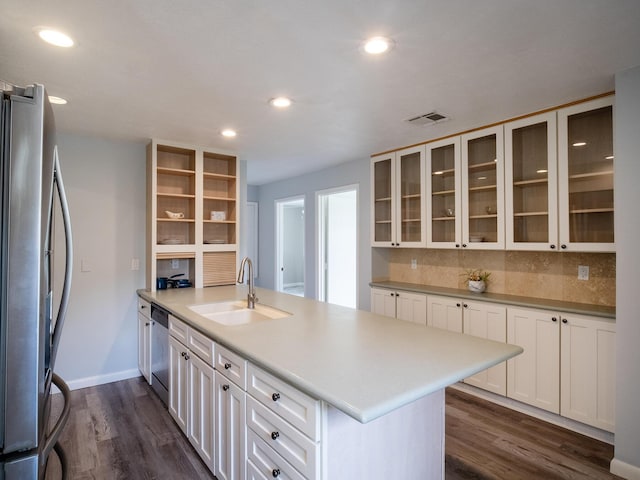 kitchen featuring a peninsula, dark wood-style flooring, a sink, visible vents, and appliances with stainless steel finishes