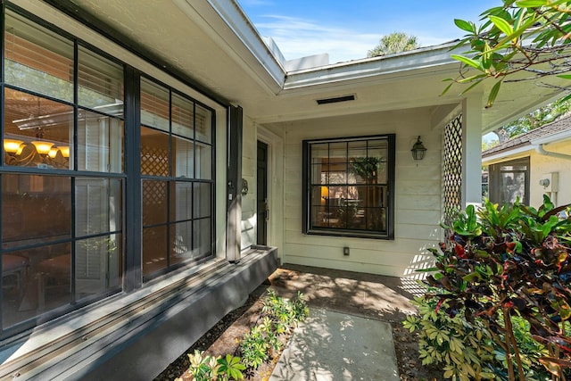 entrance to property featuring covered porch